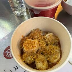 Teigtaschen mit Krabben und Erdnuss