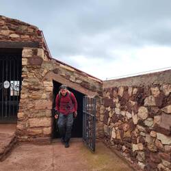 Durch das Gebäude steigen wir zum Aussichtspunkt auf.