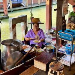 Auf den Booten wird gekocht