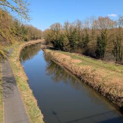 direkt daneben der Saar-Kanal