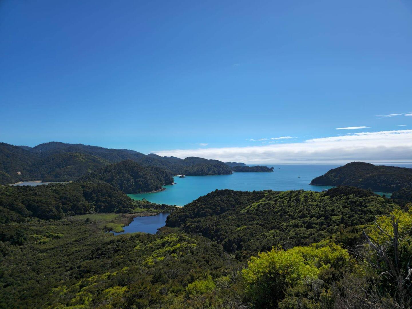 Vue sur notre premier objectif: nuit en hutte à Anchorage bay