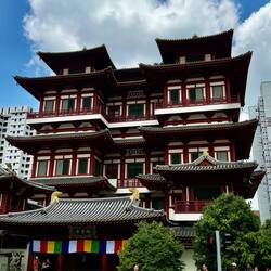 Great photo of the Buddha Tooth Relic Temple in Chinatown