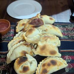 12 verschiedene Empanadas 😍 - argentinische Spezialität, manchmal aus dem Ofen, manchmal frittiert.