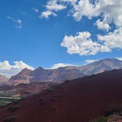 Achja: Und es gibt natürlich auch bunte Felsen...