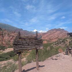 Auf der Fahrt nach Cafayate der Eingang zum nächsten bunten Felsen Paradies!