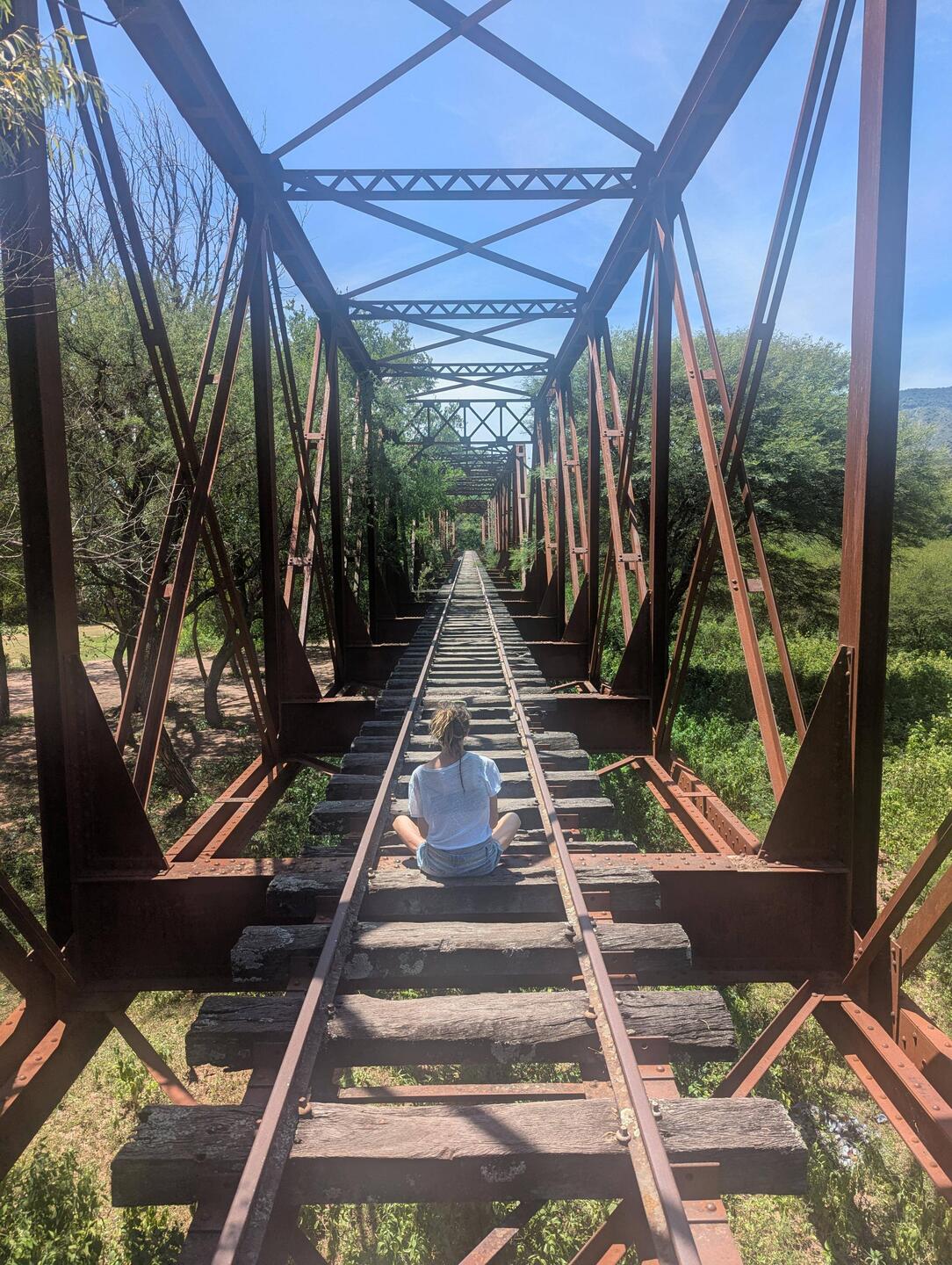 Mona verfolgt weiterhin den Jobplan als Lokführerin 😉 - alte Bahnbrücke in Alemania
