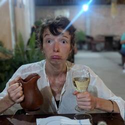 Mona in ungeduldiger Erwartungshaltung mit Überbrückungsvino auf....