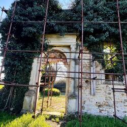Kirchenruine aus dem 11 Jh. Im Besitz der Familie