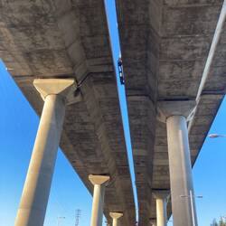 Autobahn über dem Fußballplatz.
