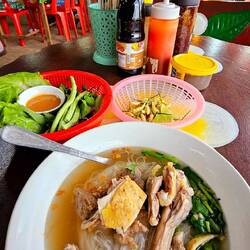 In Paksong gibt es dann Süppchen mit Grünzeug, Nusssoße und Lemon Drop Chillis.