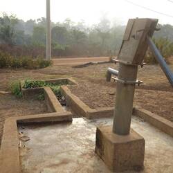 Wassertanken an einer Pumpe