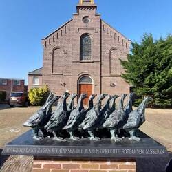 ....und machen Pause an dieser Kirche, mit Gänsedenkmal.