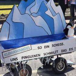 Karnevalwagen in einem kleinen Eifeldorf.🤔