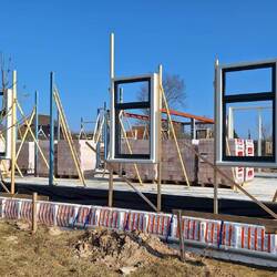 So baut man in Holland, erst die Fenster, dann geht's weiter!😁