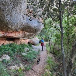 Unter einem Überhang hindurch.