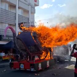 Flammenmeer, der Zug ist gestoppt...Feuerwehr oder Feuerlöscher nicht in Sicht