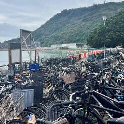 Holland meets Hongkong – Fahrradständer am Ferry Terminal von Lan Tau Island
