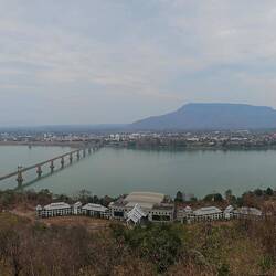 Ausblick vom Wat. Links neben der Brücke nächtige ich die nächsten 2 Tage.