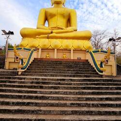 Wat Phousalao mit extrem hoher Statue.