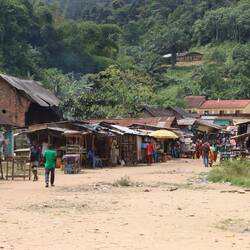 Die Stadt Dimonika bietet Wild-West Flair...