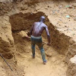 Die Goldsucher graben ein tiefes Loch...