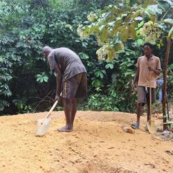 ...verteilen den Aushub...