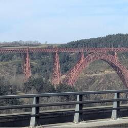 Das Viaduc de Garabit, 75 m hoch, erbaut von Gustave Eiffel