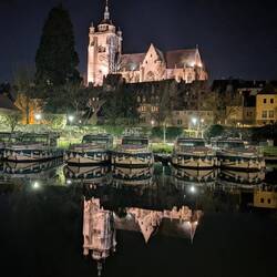 Die Kathedrale Notre Dame spiegelt sich im Fluss Doubs
