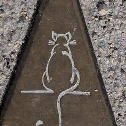 Bronzepfeile am Boden mit dem Symbol der hockenden Katze führen zu den Sehenswürdigkeiten