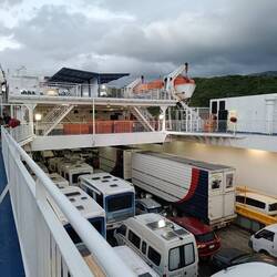 Beim Ausstieg. Noch viele Laster und Autos warten auf die Ausfahrt