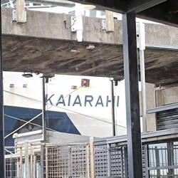 Im Hintergrund unsere Fähre