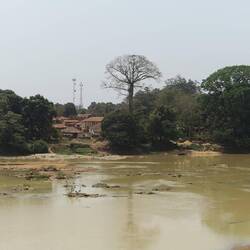 Den Fluss Jong hatten wir letztes Mal aus dem Bus schon gesehen - das Dorf Mano nicht