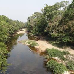 Noch ein kleiner Fluss, sogar mit Sandstrand