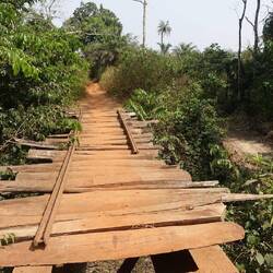 Eine von vielen kleinen Brücken, heute mit Hölzern zum Befahren