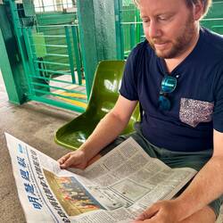 Guido versucht sich beim Zeitung lesen! 🤣