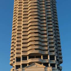 Eine moderne Appartementanlage am Fluß