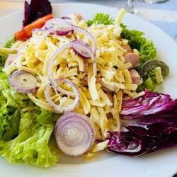Wurstsalat mit Käse