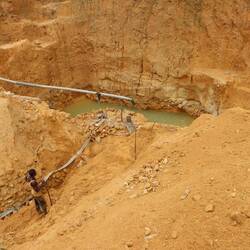 ...es werden tiefe Löcher gegraben