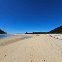 Il reste quand même un peu d'eau pour se baigner, mais quel courant!