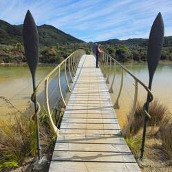Un pont nous laisse traverser l'estuaire à marrée haute à Onetahuti