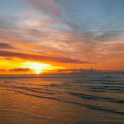 Un soleil rouge se lève...