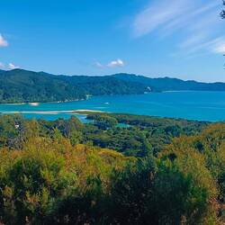 On commence à voir notre objectif: Awaroa bay