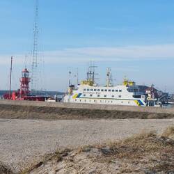 Im Harlinger Hafen liegt das Fährschiff nach Terschelling.