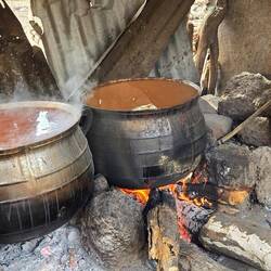 In der Küche nebenan wird morgens erstmal Bier gebraut, und das gleich in 50 l-Kesseln