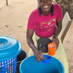 Das Bier wird auf dem Markt verkauft. Schmeckt gar nicht so schlecht, ist nur leider ziemlich warm.