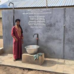 Einer der öffentlichen Brunnen, die mit Hilfe von Rotary errichtet wurden.