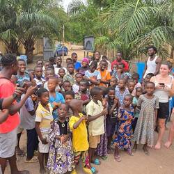 Gruppenbild mit den Waisenkindern, Betreuern und Volunteers