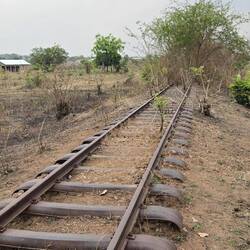 Die Bahnlinie ist noch aus der Kolonialzeit. Wie man sieht länger nicht mehr in Betrieb