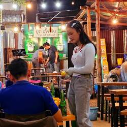 Die Kellnerinnen verstehen kein einziges Wort hier.