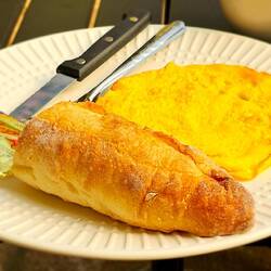 Frühstück - Ei mit Baguette, Butter und Tee.